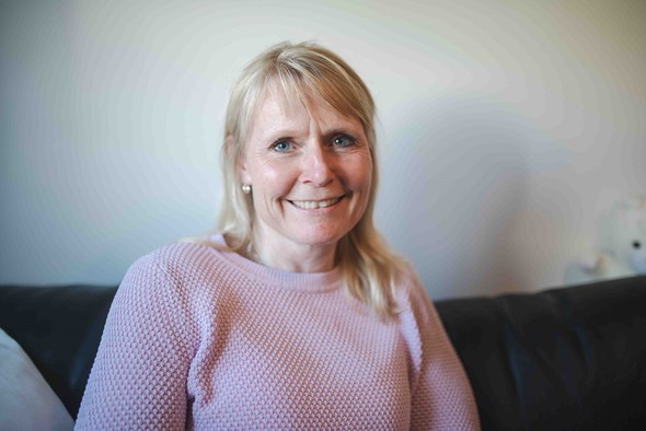 Unni en glad besøksvenn på besøk hos besøksverten sin.