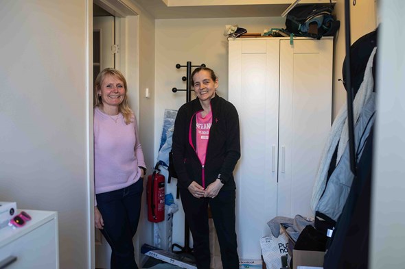 Besøksvennkoblingen Unni og Hilde står sammen i leiligheten til Hilde hvor de møtes jevnlig.