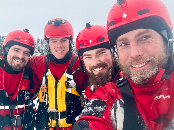 Vannredningsgruppa ute på isen