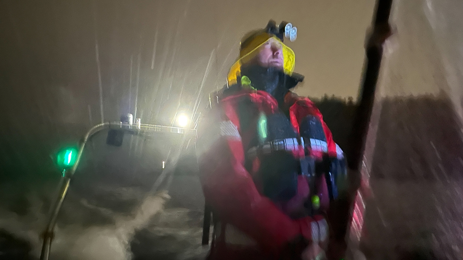 Frivillig fra hjelpekorpset på båt i kraftig uvær.