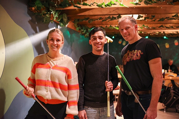 Vennefamilie spiller minigolf på Trondheim Camping