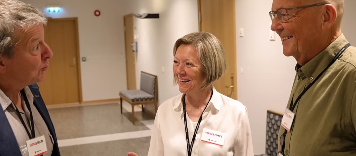 Vitnestøtter snakker sammen.