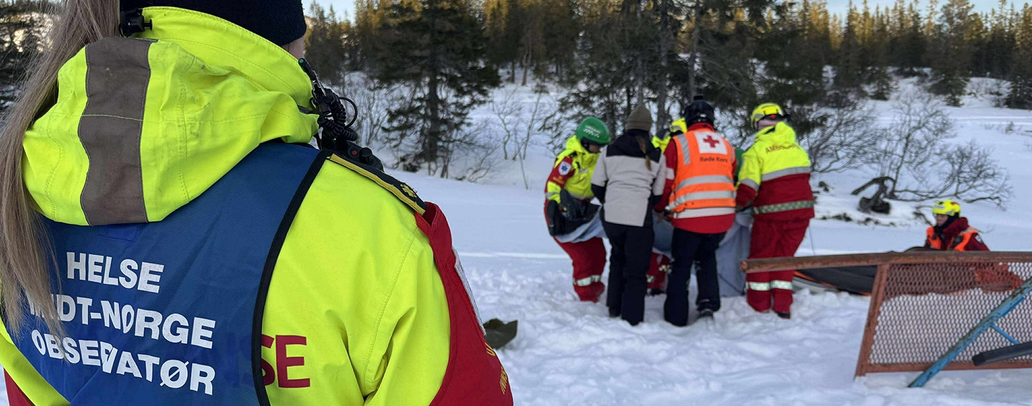Øvelse i Bymarka med observatør som følger med på samhandlingen mellom Ambulansetjensten og hjelpekorpset. Foto: Kenneth Haugland
