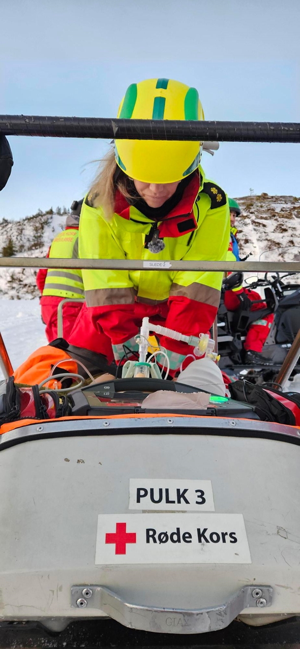 HLR utført av ambulansepersonell på scooter.