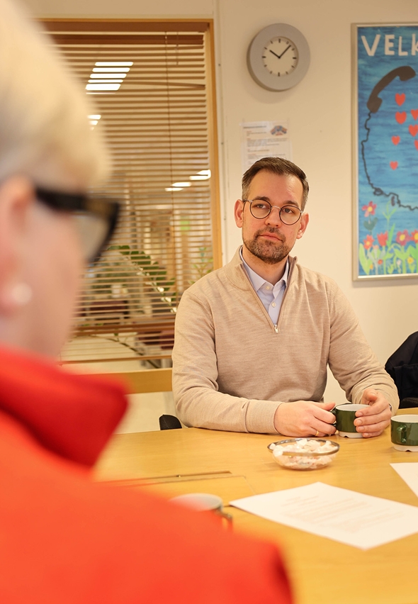 Byråd for sosiale tjenester Espen Hegge signerer intensjonsavtale med Trondheim Røde Kors.