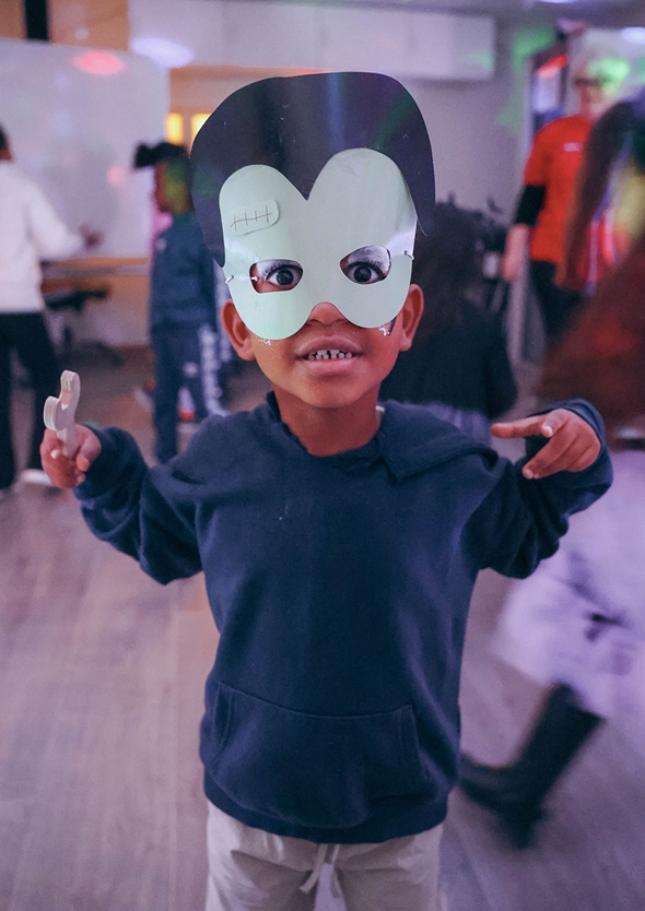 Gutt har maske på, og koser seg på Familiesenteret.