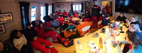 Røde Kors hytta er fylt til randen av ambulansepersonell og hjelpekorpsere i forbindelse med samøvelsen.