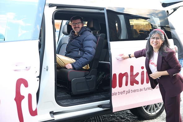 Funkinn bilen sammen med deltager og prosjektkoordinator.