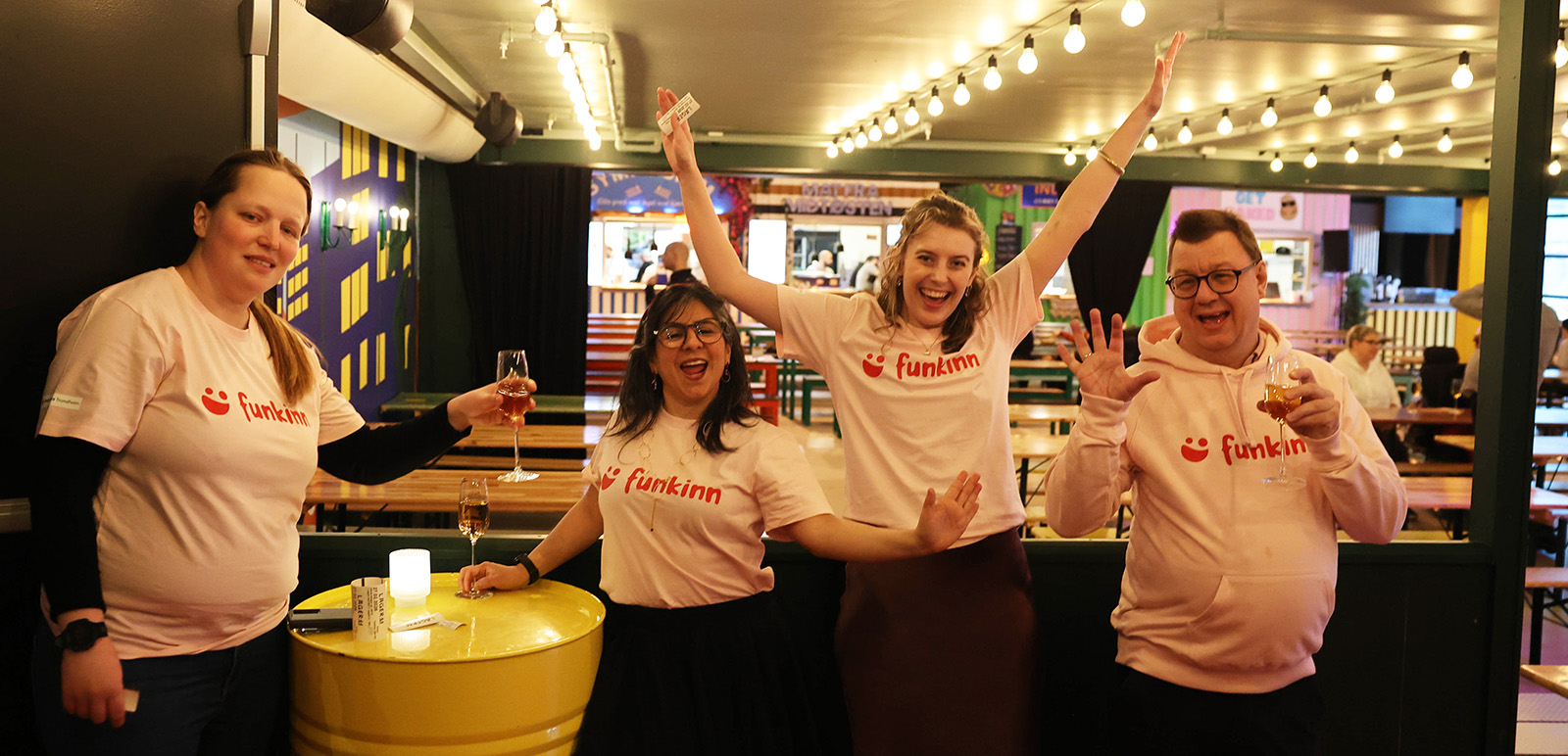 Bilde av hender under Uno kortspill.