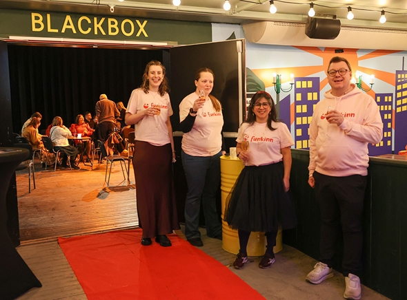 Friviillge fra Funkinn utenfor "blackbox" på Lager11.