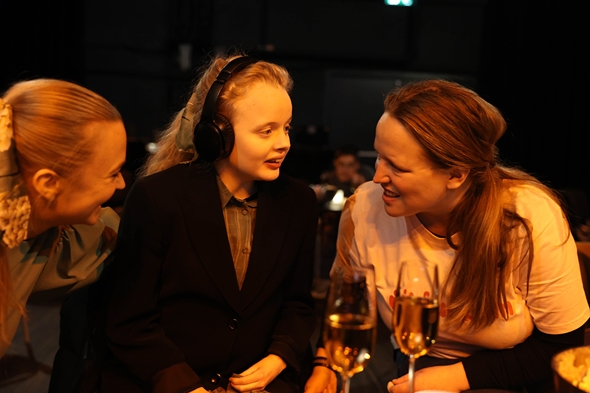Funkinn deltagere prater ved bordet, arrangement på Lager11.