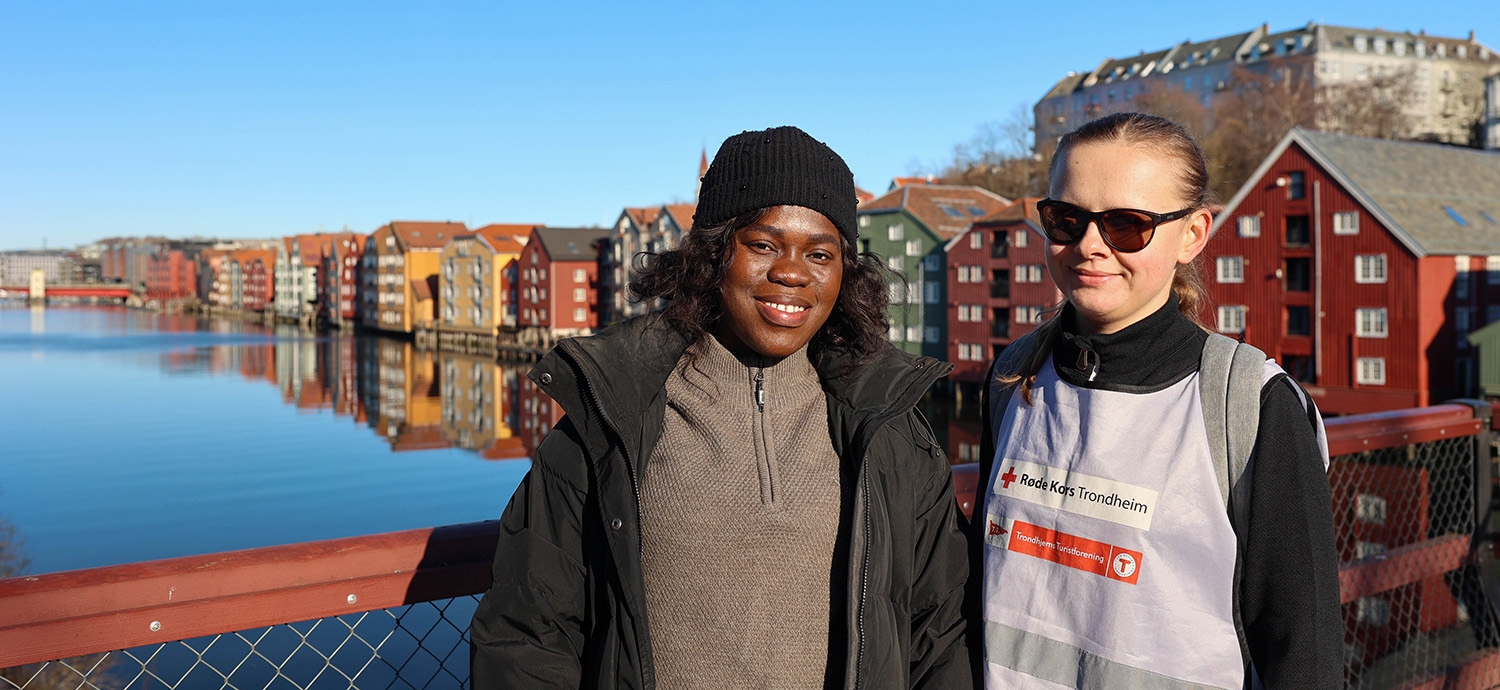 Frivillig Jennifer Peprah og frivillig Inesa Hlukhova foran bryggene i Trondheim.