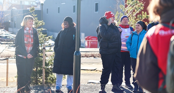 Turgruppa til Topps er samlet før turen starter og frivillig Jennifer på besøk fra Ghana Red Cross er med.