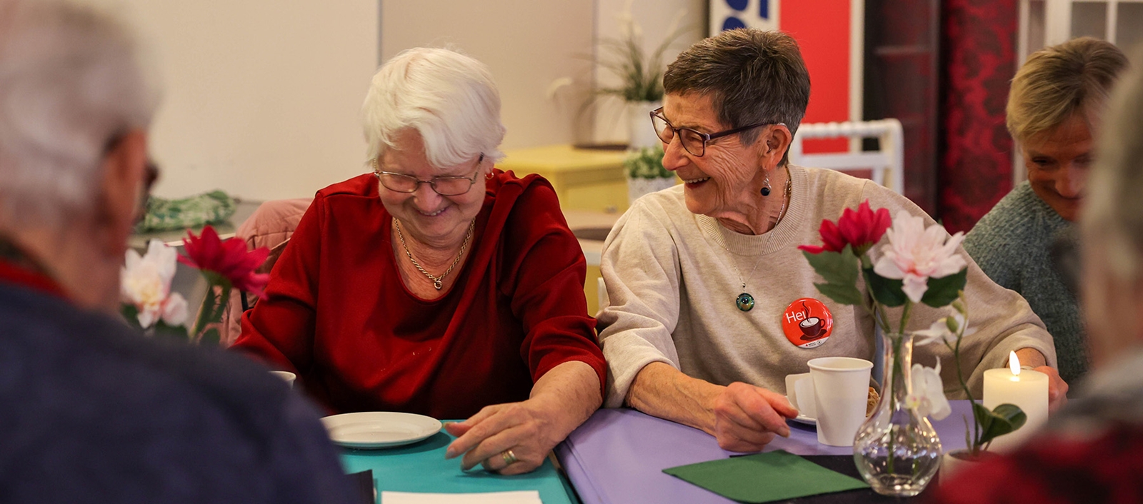 To eldre damer ler sammen på "Kaffekoppen" ved Valentinlyst HVS.