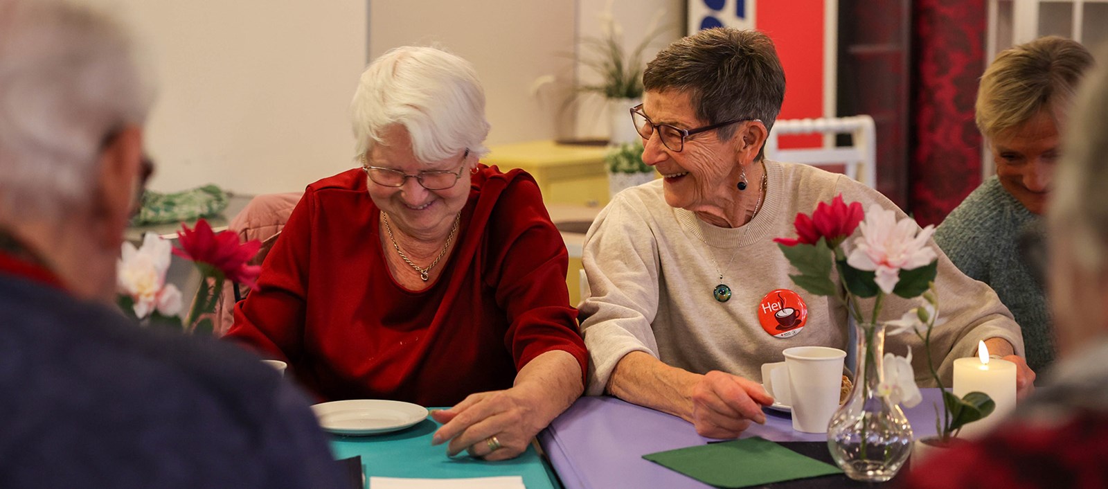 To eldre damer ler sammen på "Kaffekoppen" ved Valentinlyst HVS.