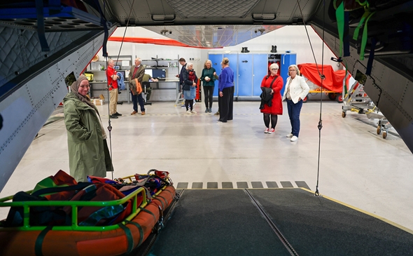 SAR Queen innenfra med Røde Kors på omvisning.
