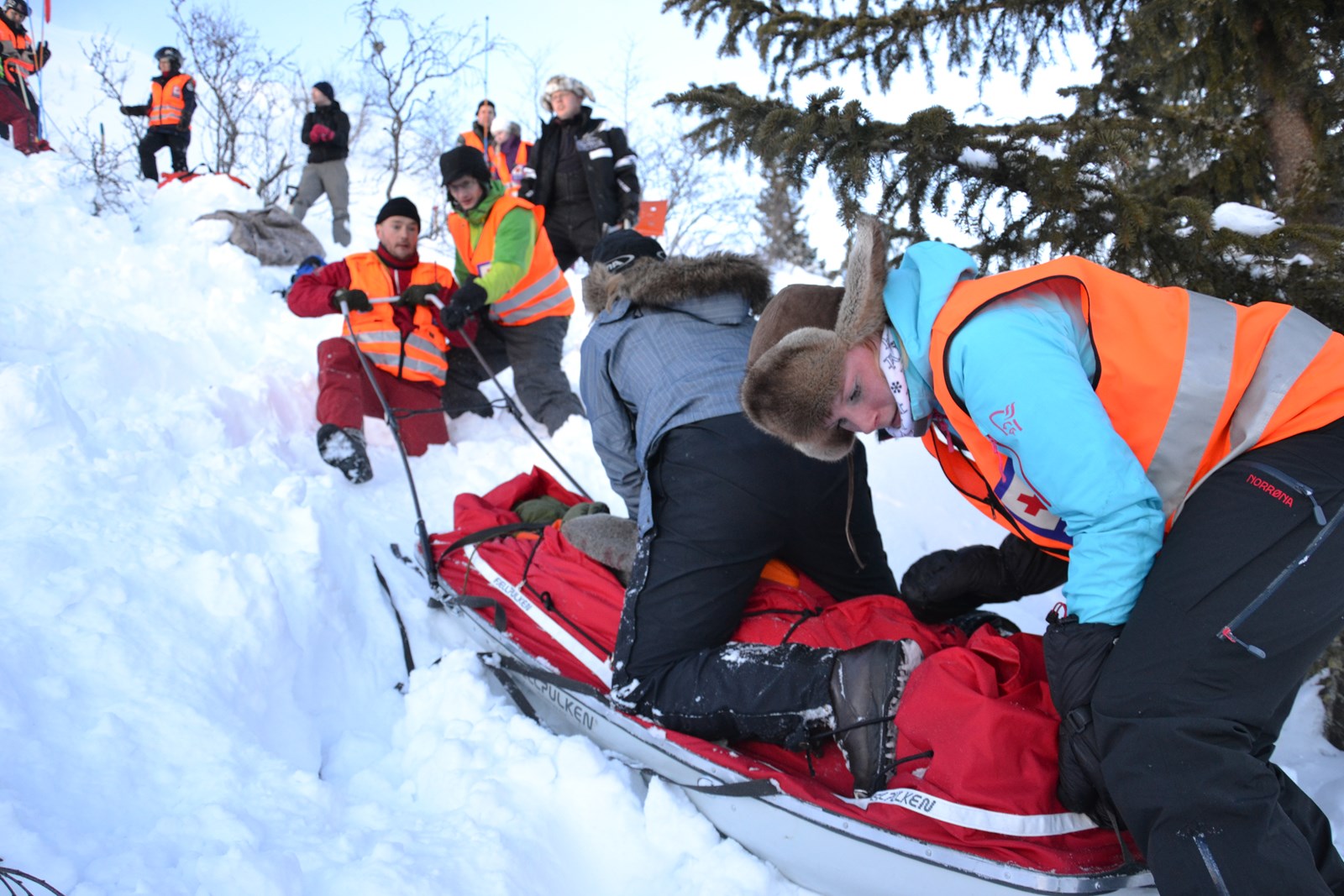 KLARE FOR KRISE: Hjelpekorpsene i Telemark øver hele tiden på hvordan de skal opptre når en krise inntreffer. Her fra en skredøvelse i Hjartdal. (Foto: Bjørn Sodeland)