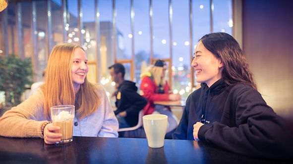 Møt nye og gamle venner og kos deg på Fellesverket Sandefjord.