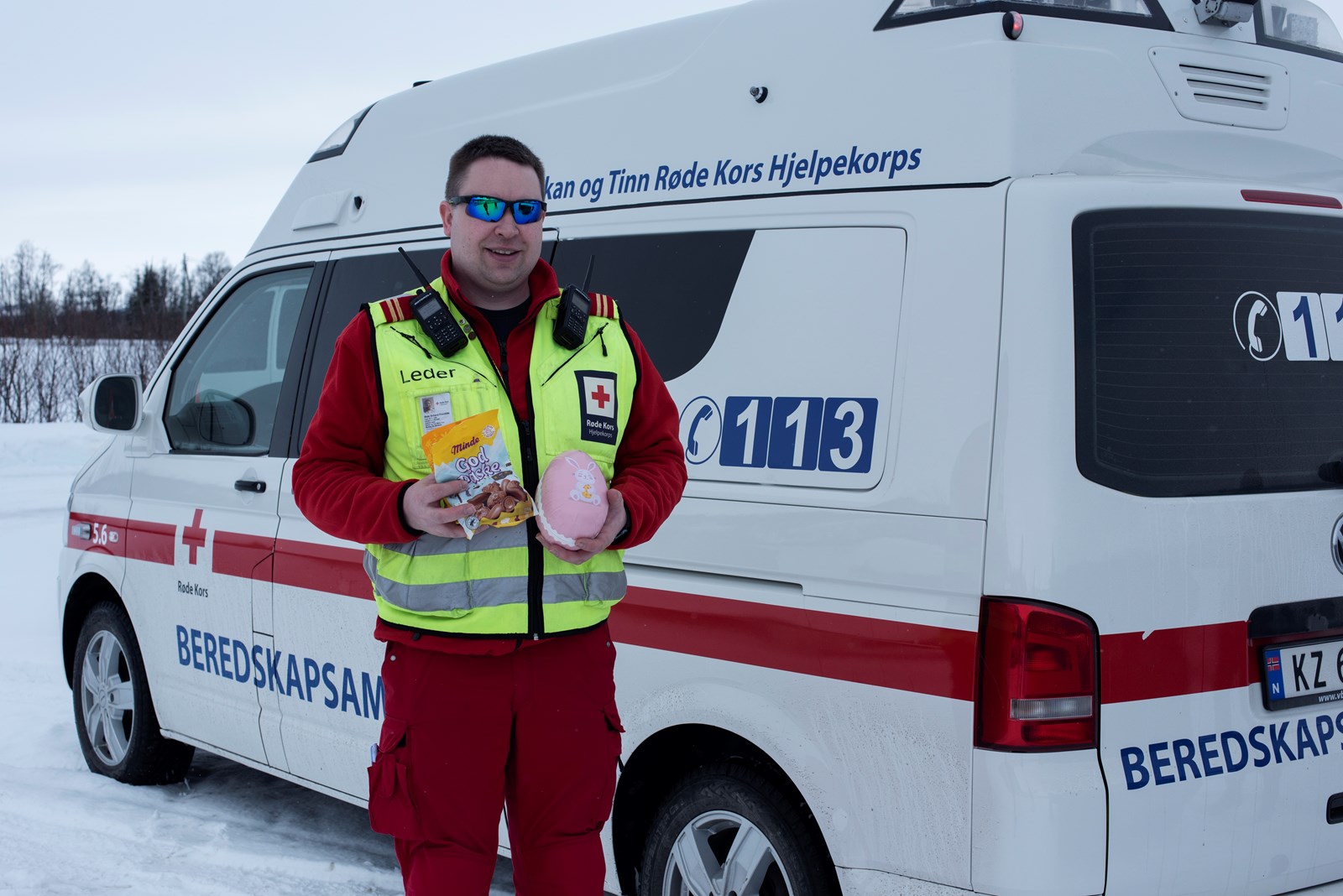 Mads Vollan fra Rjukan og Tinn Røde Kors med fjorårets påskeegg.