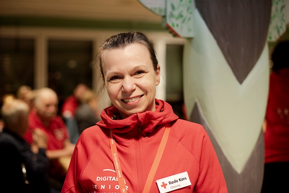 Portrett av en ung dame i Røde Kors-klær