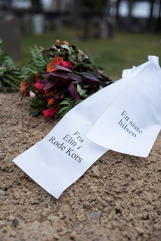 Bilde av en bukett og en hvit sløyfe med skriften: En siste hilsen fra Elin i Røde Kors