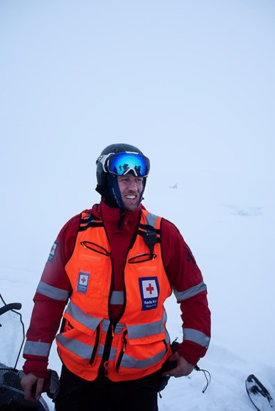 Portrett av en mannlig hjelpekorpset ute på oppdrag vinterstid