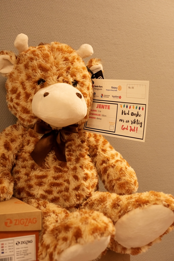 Bilde av en sjiraffbamse med en ønskelapp.