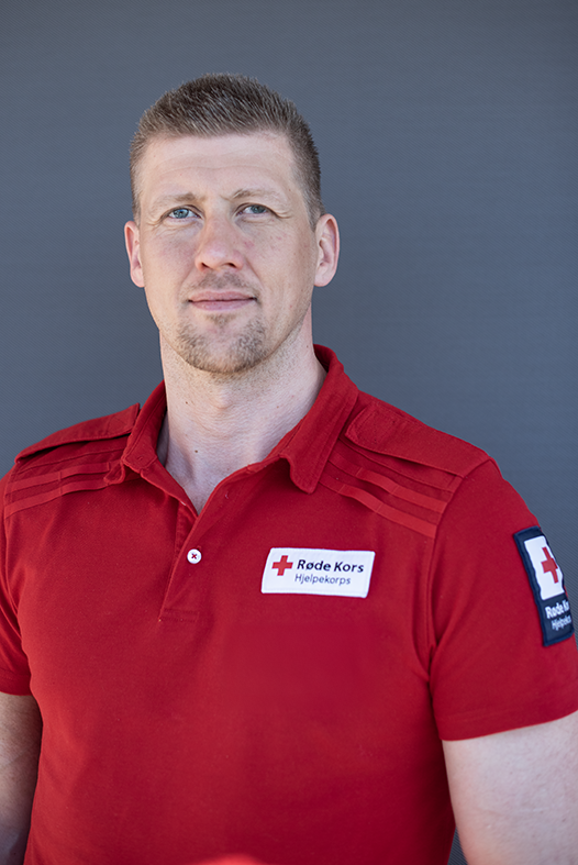 Portrett av mann i Røde Kors-uniform