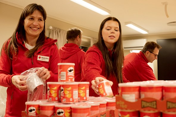 Frivillige pakker Pringles i julestrømper