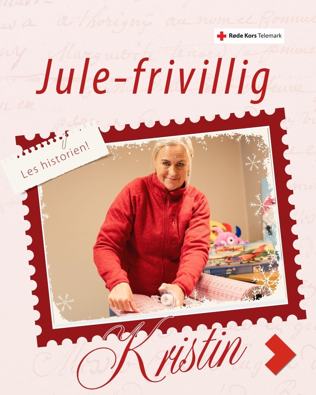 En dame pakker julegaver - på bildet står det les historie om julefrivillig Kristin
