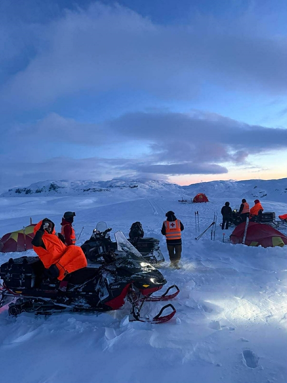 Snøscooter og mannskap ute i blåtimen på oppdrag