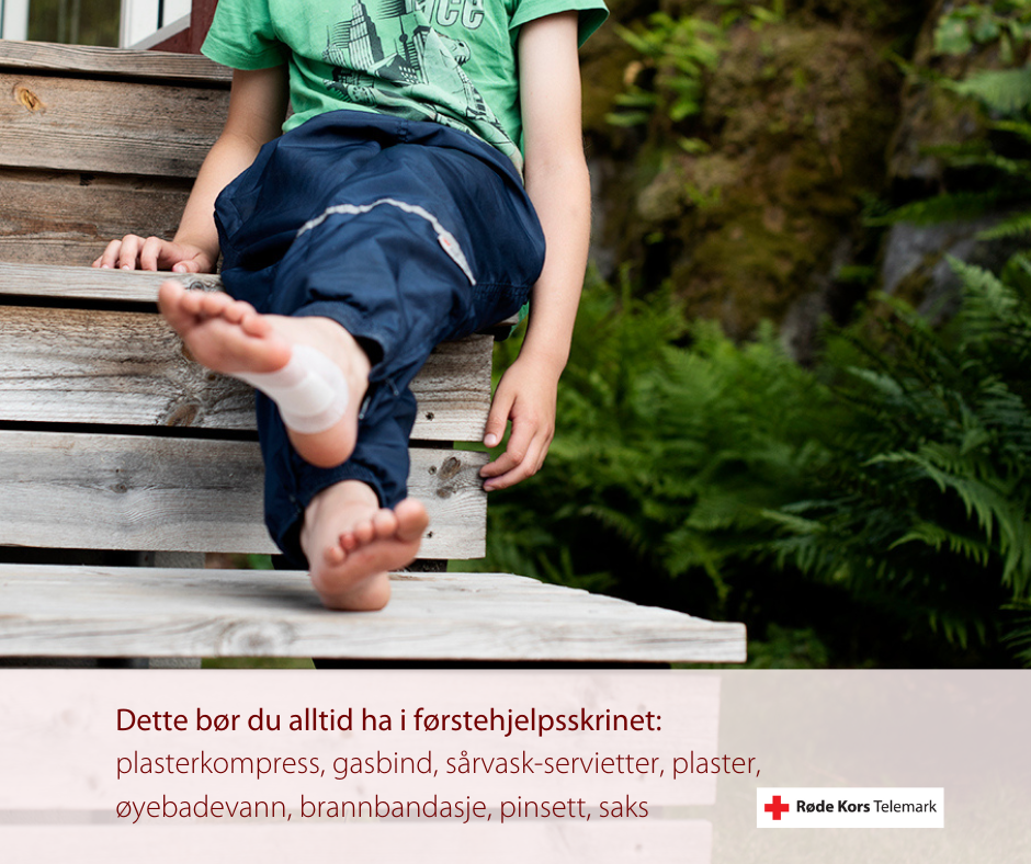 Bilde av en plastret fot med teksten: Plaster, kompress, gasbind, sårvask-servietter, øyeskylle-væske, pinsett,  saks og brannbandasje bør alltid finnes i førstehjelpsskrinet ditt.