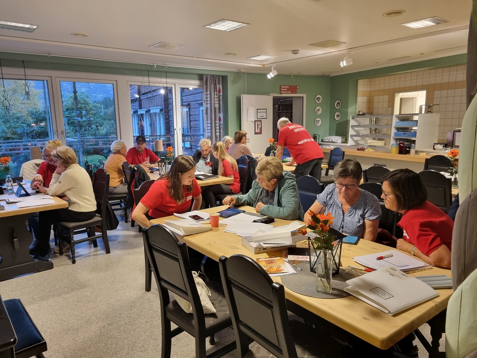 To menn sitter med ryggen til og jobber med en pad