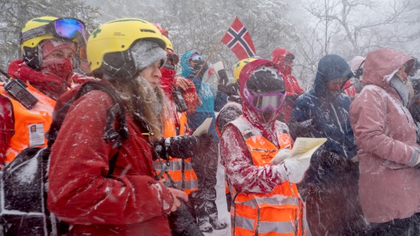 Bryllupsgjester i snøstorm.