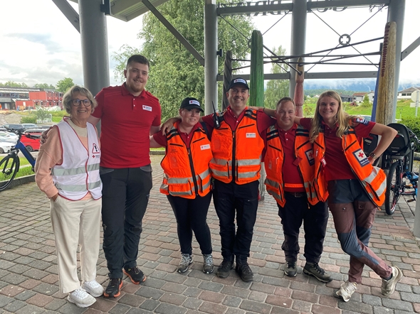 Frivillige står oppstilt