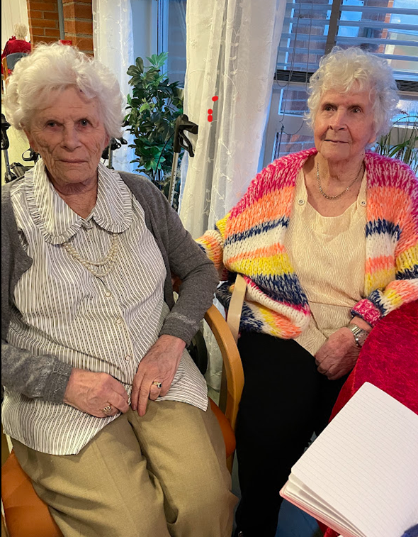 To eldre damer sitter på julelunsj