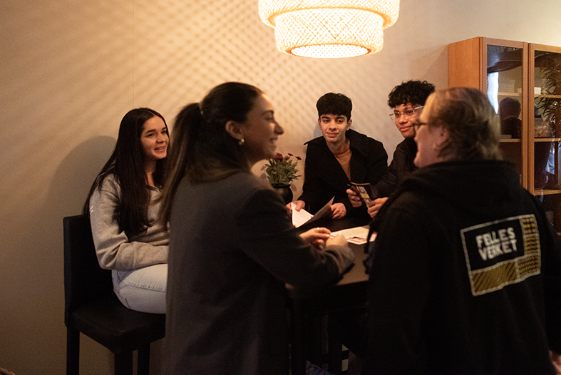 Ungdommer som prater rundt et bord