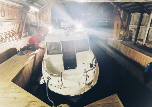 Båt på nattetid i et båthus