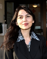 Kvinne med mørt langt hår, ute