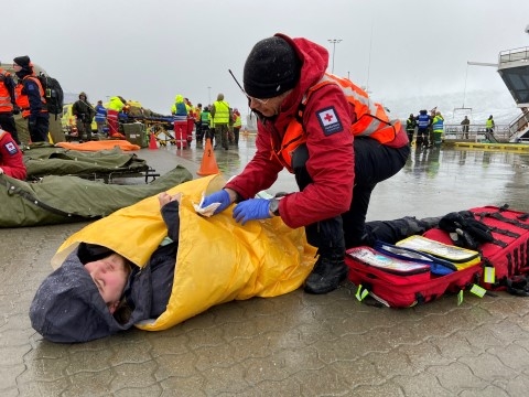 Øvelsen viser en hjelpekorpser som ivaretar en skadet person på kaia.