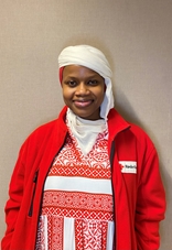 Bata har på seg en rød genser med Røde Kors-logo på.