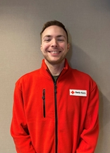 Kay Even har på seg en rød fleecegenser med Røde Kors-logo. Han smiler til kamera.