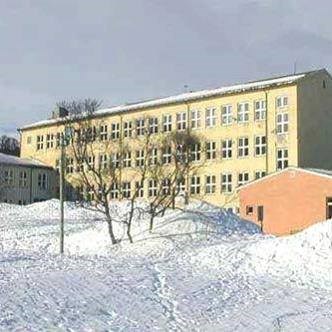 Bildet viser Borgtun skole i dagslys.