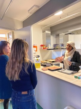 Bildet viser tre kvinner som snakker sammen.