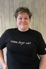 Ingvild Spinn Skaarseth ser mot kameraet i en svart tskjorte med påskriften "Kæm bryr sæ?". Foto.