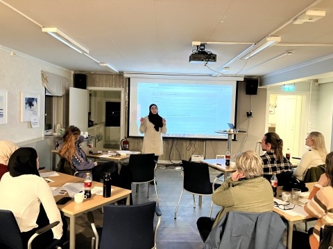 Bildet viser et møterom med mange frivillige som blir kurset.