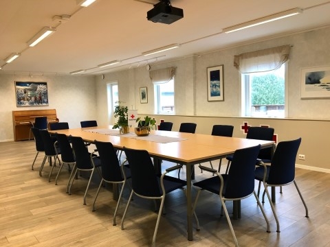 Bildet viser et langbord med bordpynt og Røde Kors-vimpel.