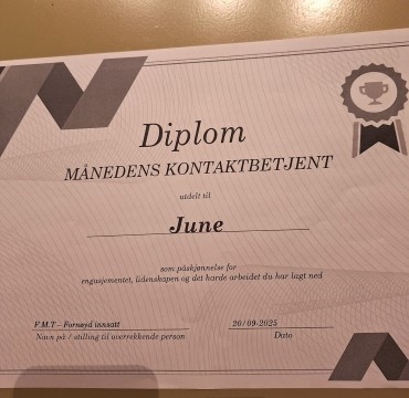 Bildet viser et diplom hvor det står "månedens kontaktbetjent".