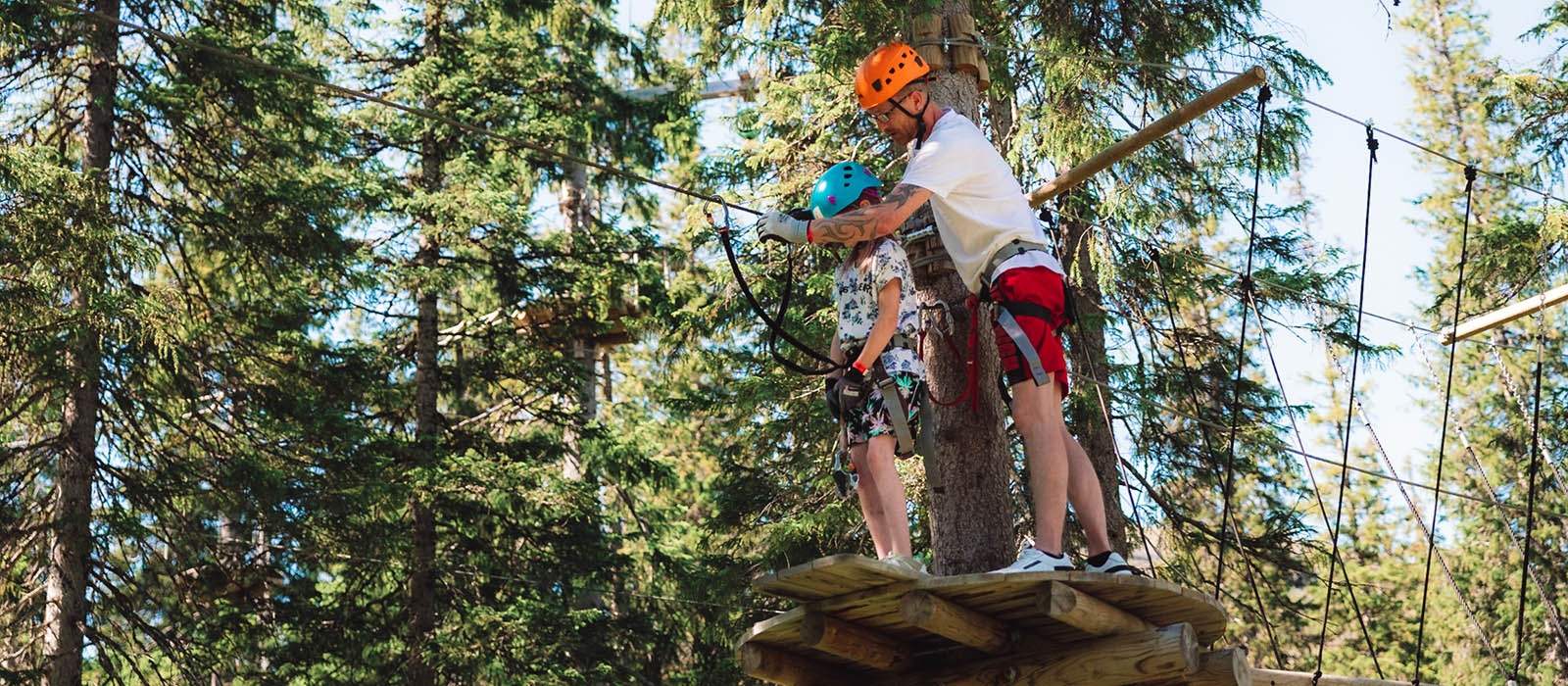 Far og datter i klatrepark