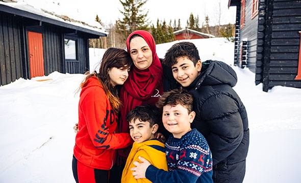 Fire barn klemmer dame.